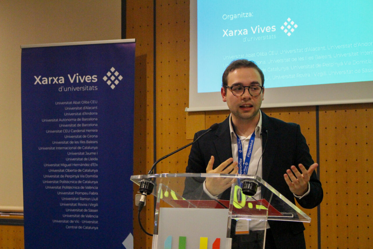 Desenes d’estudiants debatran sobre la democràcia en la Lliga de Debat Universitària de la Xarxa Vives